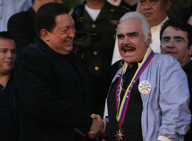 Hugo Chávez y Vicente Fernández en la ceremonia de homenaje al cantante mexicano.