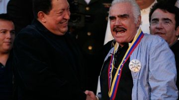 Hugo Chávez y Vicente Fernández en la ceremonia de homenaje al cantante mexicano.