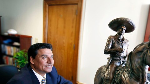 El concejal José Huizar con la réplica de la estatua del recordado cantante  Antonio Aguilar.