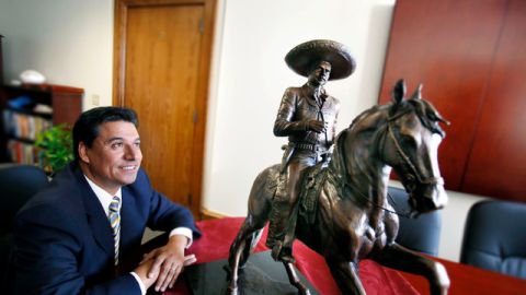El concejal José Huizar con la réplica de la estatua del recordado cantante  Antonio Aguilar.
