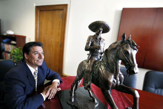 El concejal José Huizar con la réplica de la estatua del recordado cantante  Antonio Aguilar.