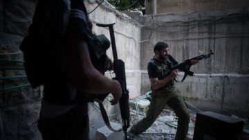 Soldados del Ejército Libre de Siria -el principal grupo de oposición  al Gobierno de Assad-  tomaban sus posiciones ayer, en Alepo.