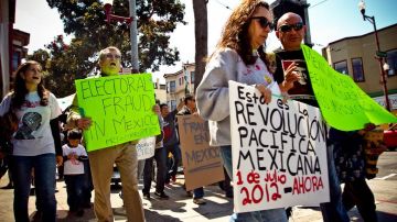 Simpatizantes del #YoSoy132 marchan en San Francisco contra la imposición de Enrique Peña Nieto en la presidencia de México.