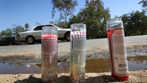 Se ha levantado un altar donde ocurrió el hecho. La policía pide la colaboración del público al 1-800-222-TIPS.