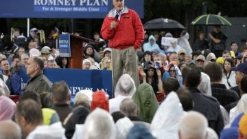 Mitt Romney y su compañero de fórmula Paul Ryan intensificaron sus ataques a la política exterior de Obama en medio de manifestaciones antiestadounidenses en el mundo musulmán.