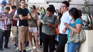 Jóvenes esperan turno para aplicar al programa de Acción Diferida en Los Ángeles.