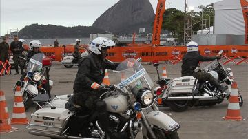 Policías montan sus Harley Davidson en Río de Janeiro (Brasil).