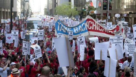 Miles de profesores se manifiestaron el 10 de septiembre pasado, durante la primera huelga de maestros en la ciudad de Chicago.