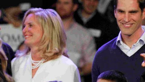 El exgobernador de Massachusetts Mitt Romney, rodeado de su familia, anuncia su victoria en las primarias de New Hampshire el 10 de enero de 2012.