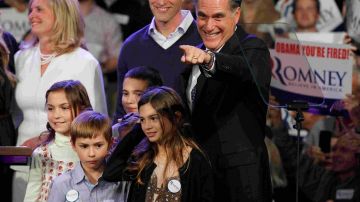 El exgobernador de Massachusetts Mitt Romney, rodeado de su familia, anuncia su victoria en las primarias de New Hampshire el 10 de enero de 2012.