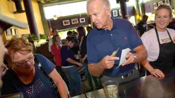De gira electoral, el vicepresidente Joe Biden visita una cafetería en Wisconsin, el jueves 13 de septiembre de 2012.