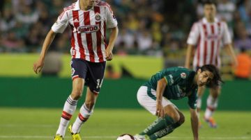 "Chatón" Enríquez colaboró con el primer gol de las Chivas tras un tiro de esquina en que la defensa del León se quedó dormida.