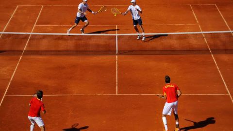 Los hermanos Bryan de Estados Unidos aprietan las cosas para España rumbo a la final de la Copa Davis.