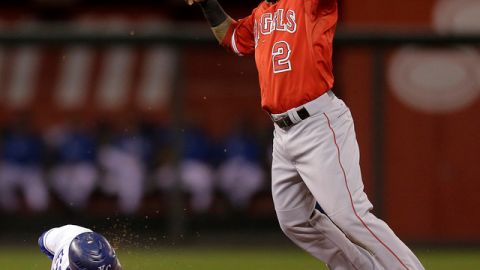 Erick Aybar (der.) detiene un tiro alto lo que aprovecha Alcides Escobar para robarse la segunda, ayer, en el tercer inning.