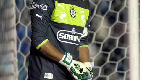 Oswaldo Sánchez es clave en el duelo ante Águilas.