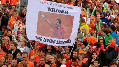 Un grupo de fanáticos holandeses dan una inusual bienvenida al tenista suizo Roger Federer con un cartel que reza 'La leyenda viviente'.