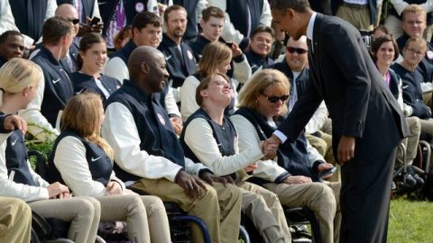 El presidente Obama saluda a una atleta paralímpica.
