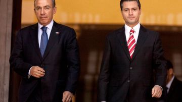 El presidente saliente Felipe Calderón (izq.) y el presidente electo Enrique Peña Nieto, ante los medios.
