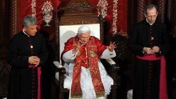 Benedicto XVI (c) en el acto religioso en la Catedral de San Pablo de Harissa, Beirut, Líbano, ayer.
