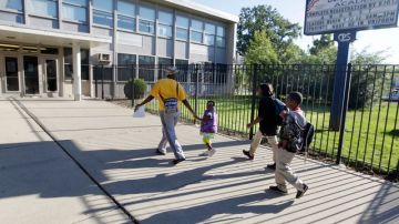 Algunos padres de familia llevaban a sus niños a clases el pasado lunes en Chicago, Illinois, donde algunas escuelas son autónomas y no tienen docentes afiliados al Sindicato de Maestros de Chicago.