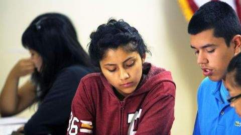 Cientos de miles de jóvenes se encuentran en el proceso de ordenar los papeles que prueben que han vivido en Estados Unidos.