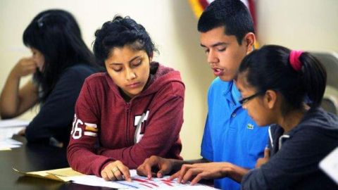 Cientos de miles de jóvenes se encuentran en el proceso de ordenar los papeles que prueben que han vivido en Estados Unidos.