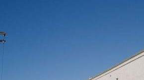 Estudiantes en las afueras de la escuela William Kelso Elementary, que es parte del Distrito Escolar Unificado de Inglewood.