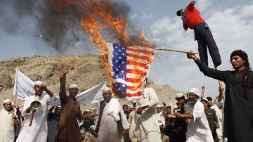 Manifestantes queman la bandera estadounidense en Kabul.