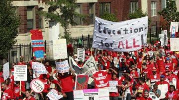 Miles de maestros en huelga desfilan en Chicago mientras sus representantes y los del gobierno local solucionan los detalles de un acuerdo que podría poner fin a la huelga.