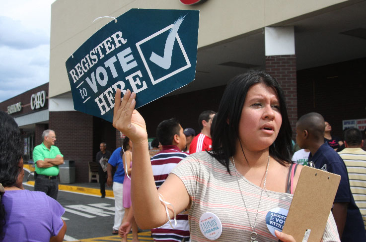 La voluntaria Yadira García inscribe a votantes hispanos durante la Convención Demócrata en Carolina del Norte.