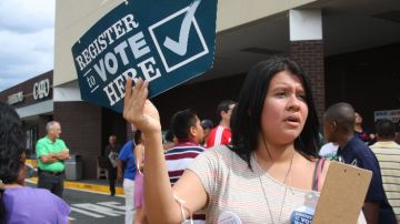 La voluntaria Yadira García inscribe a votantes hispanos durante la Convención Demócrata en Carolina del Norte.