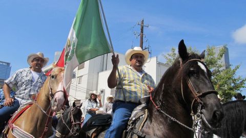 Miles celebraron el desfile de Fiestas Patrias en el centro de Houston, el 15 de septiembre de 2012.