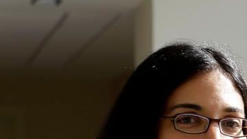En la imagen, la doctora Tara Palmore (i), epidemióloga adjunta del NIH.