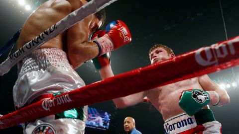 Canelo Álvarez mandó varias veces al suelo a Josesito y la pelea terminó antes de los 12 rounds.