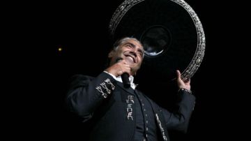 Alejandro Fernández también cantó “México lindo y querido”, “Ay Jalisco”, “Guadalajara”, que pusieron a todos los asistentes a cantar y a bailar.