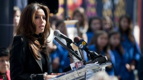 La actriz estadounidense Eva Longoria dedica sus destellos de estrella de Hollywood a diversas causas sociales.