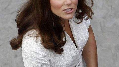 La familia real británica está exigiendo a las publicaciones europeas que no saquen más fotos, que muestran a Catalina semidesnuda.