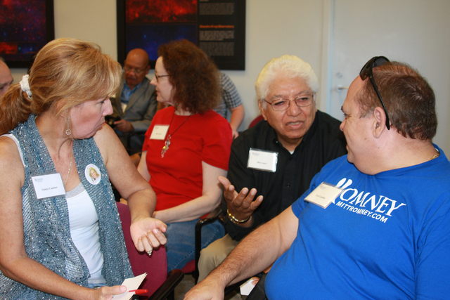 Un grupo de latinos participa en la campaña de los republicanos en Charlotte, Carolina del Norte.