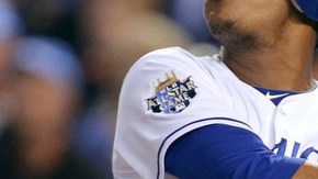 Salvador Pérez observa la bola que lleva  el batazo que mató a Angels.