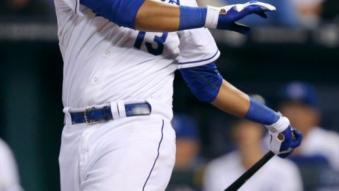 Salvador Pérez observa la bola que lleva  el batazo que mató a Angels.