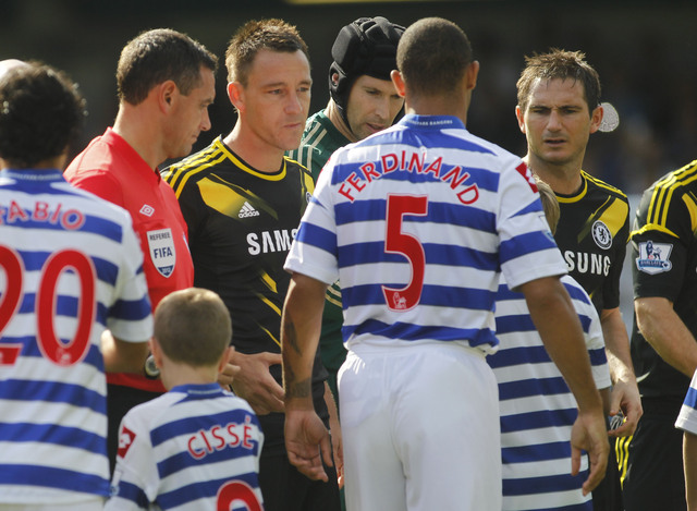 Antonio Ferdinand, del QPR, al momento de negar el saludo John Terry del Chelsea. En julio, ambos jugadores protagonizaron  un duelo legal.