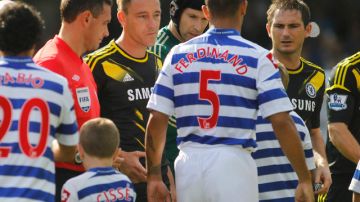 Antonio Ferdinand, del QPR, al momento de negar el saludo John Terry del Chelsea. En julio, ambos jugadores protagonizaron  un duelo legal.