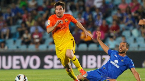 El mediocampista del Barcelona, Lionel Messi, esquiva la barrida del defensor argelino del Getafe, Lacen.