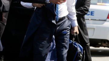 Mitt Romney,  candidato a presidente de EEUU por el Partido Republicano, el viernes, en el aeropuerto de Newark, New Jersey.