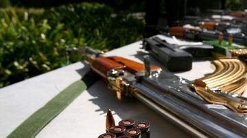 Tiendas de armas de fuego  y casas de empeño dicen que para los delincuentes es demasiado fácil comprar armas.