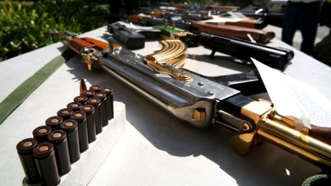 Tiendas de armas de fuego  y casas de empeño dicen que para los delincuentes es demasiado fácil comprar armas.