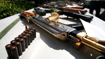 Tiendas de armas de fuego  y casas de empeño dicen que para los delincuentes es demasiado fácil comprar armas.