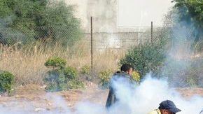 Huían de gas lacrimógeno en la protesta del viernes, en Túnez.