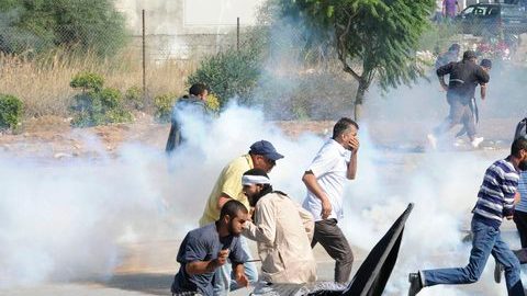 Huían de gas lacrimógeno en la protesta del viernes, en Túnez.