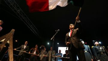 El Cónsul General de México, David Figueroa dio el tradicional Grito de Independencia en la Plaza Olvera, de Los Ángeles.